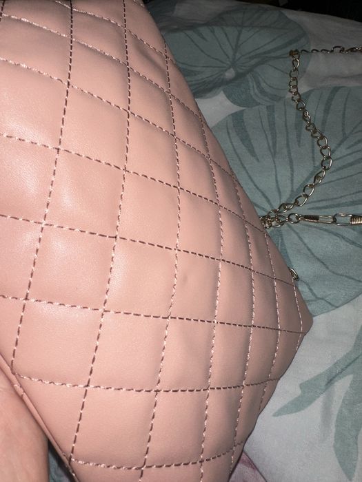 Mała różowa torebka na łańcuszku pikowana
