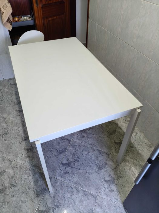 Mesa de cozinha e 6 cadeiras em muito bom estado