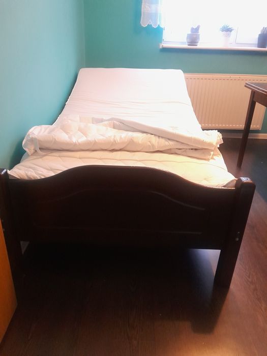 Łóżko z prawie nowym materacem, z regulacją