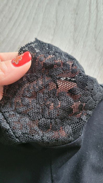 Czarny kombinezon damski z koronką, ekspres z tyłu, onesie koronkowe.