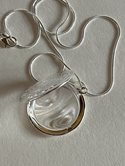 Otwierany wisiorek z łańcuszkiem