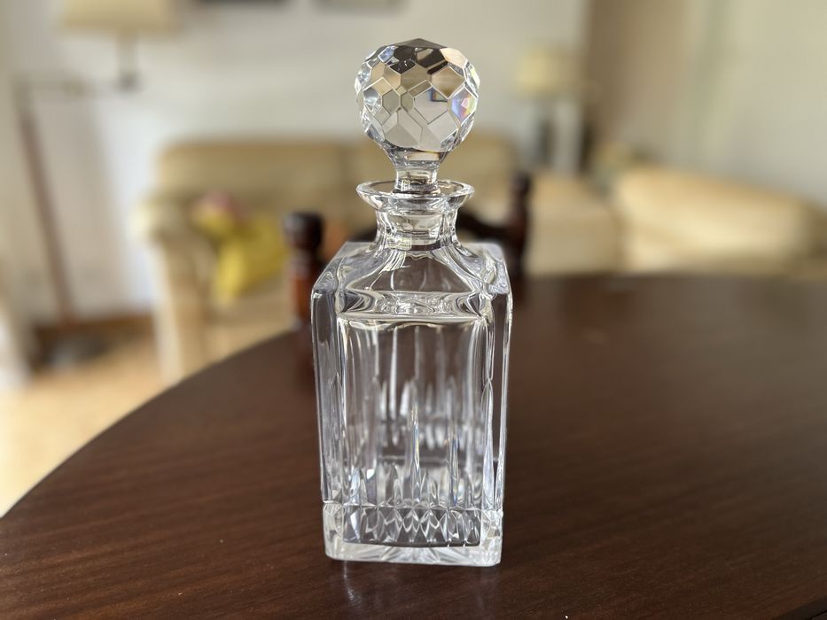 Conjunto de garrafa e copos e taças cristal