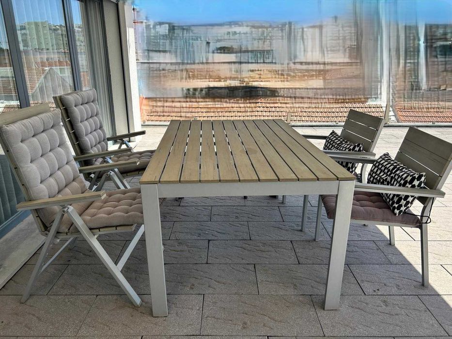Conjunto de mesa e cadeiras exteriores (almofadas incluidas)
