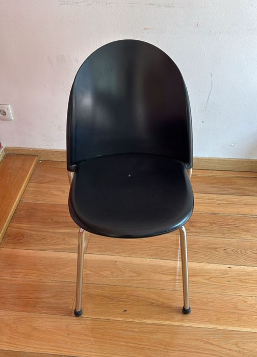 Conjunto mesa + 2 cadeiras.