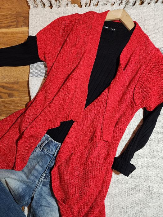 Luźny czerwony sweter z krótkim rękawem