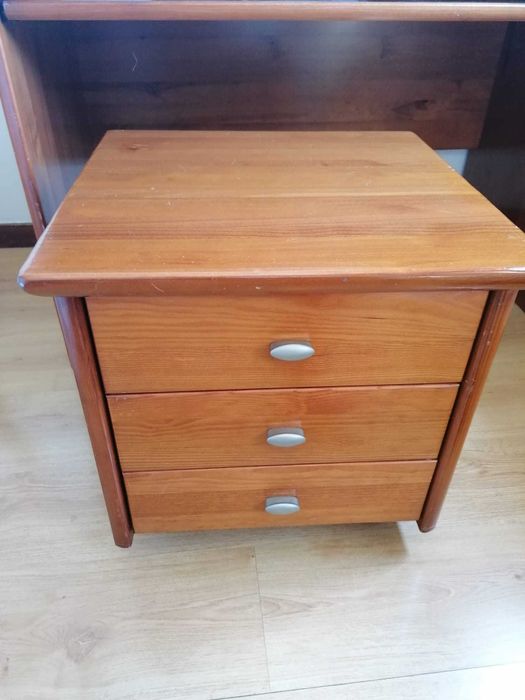 Secretária e módulo de gavetas em cerejeira