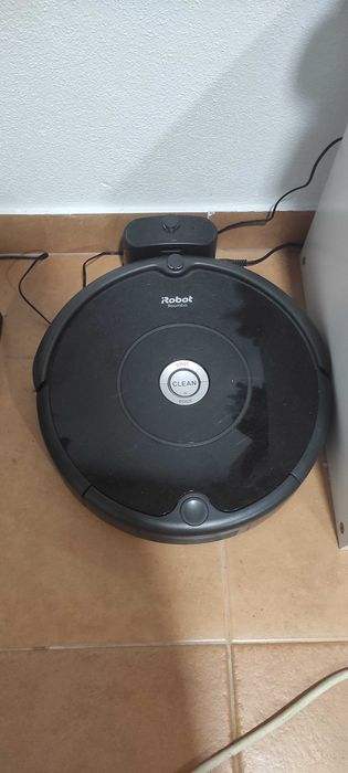 Robô aspirador cor preta