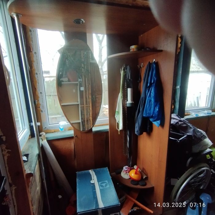 Прихожа :вишалка з дзеркалом , шкаф і тумбочка.(самовівиз)