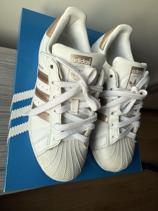 Skórzane, białe (złote akcenty) buty, sneakersy Adidas Superstar 38
