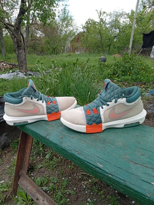 Кроссовки Nike LeBron.
