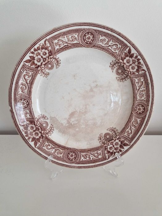 2 pratos Real Fábrica de Sacavém, decoração METZ, séc. XIX/XX