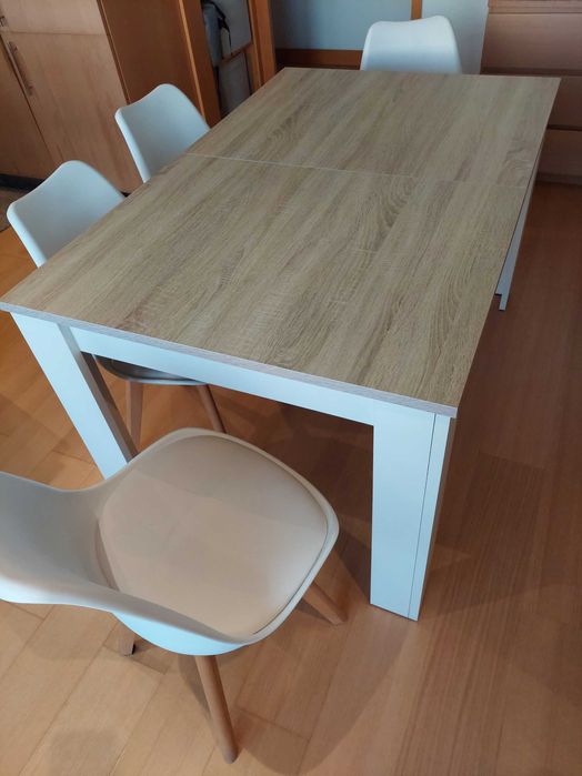 Mesa de jantar extensível com 4 cadeiras