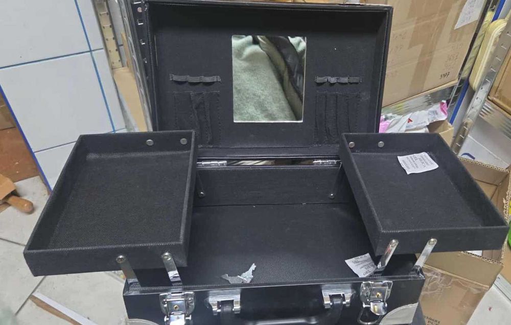 Kuferek na kosmetyki do makijażu z lusterkiem