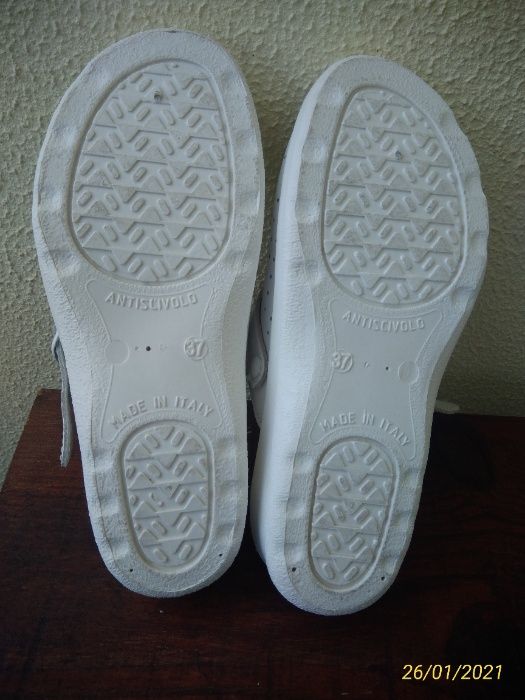 Socas ortopédicas brancas novas - T.M. 37
