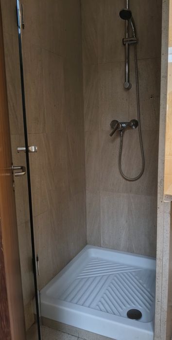 Base de duche quadrada com resguardo de vidro , torneira e chuveiro
