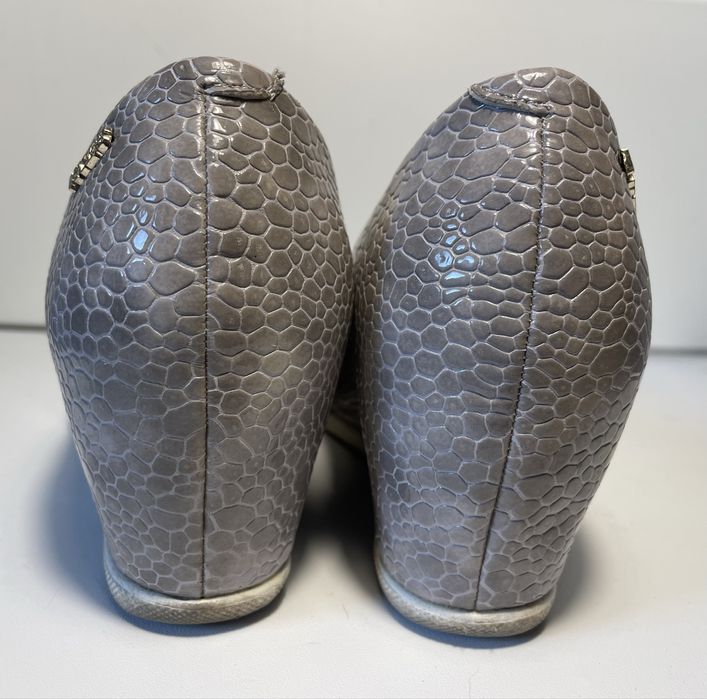 VICES popielate skórzane czółenka na koturnie 41