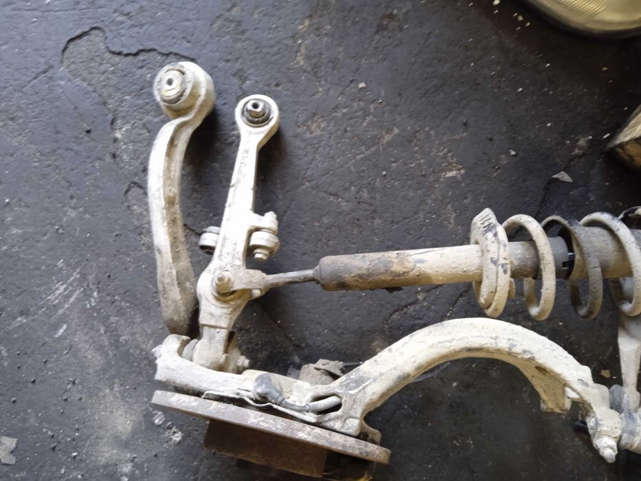 Audi A4 B5 Zwrotnica Lewa McPherson Sprężyna Piasta Wahacze ABS