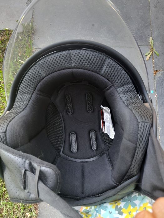 Capacete de mota com viseira e óculos de sol