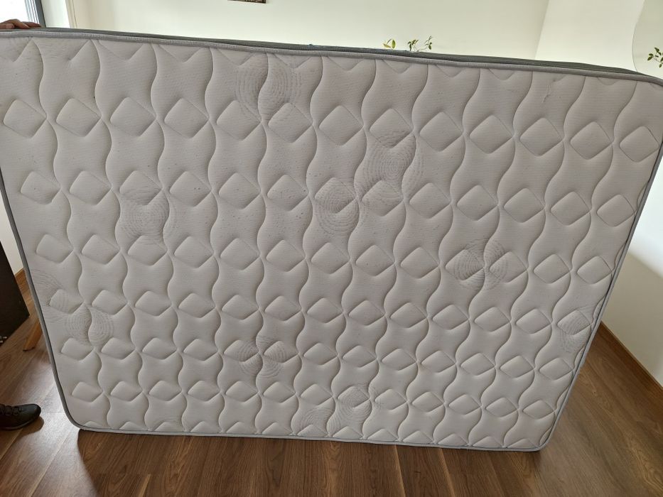 Estrado e colchão 200x150cm