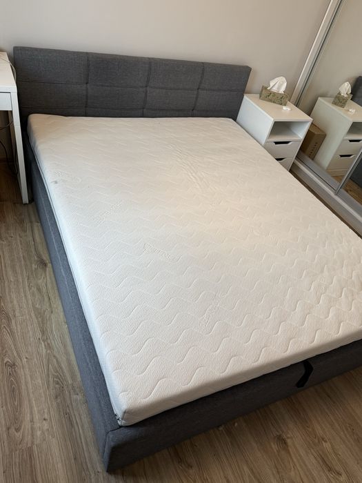 Szare łóżko tapicerowane z pojemnikiem 160x200