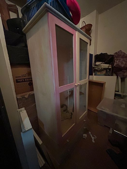 Armário de criança em Pinho e portas de vidro com duas gavetas