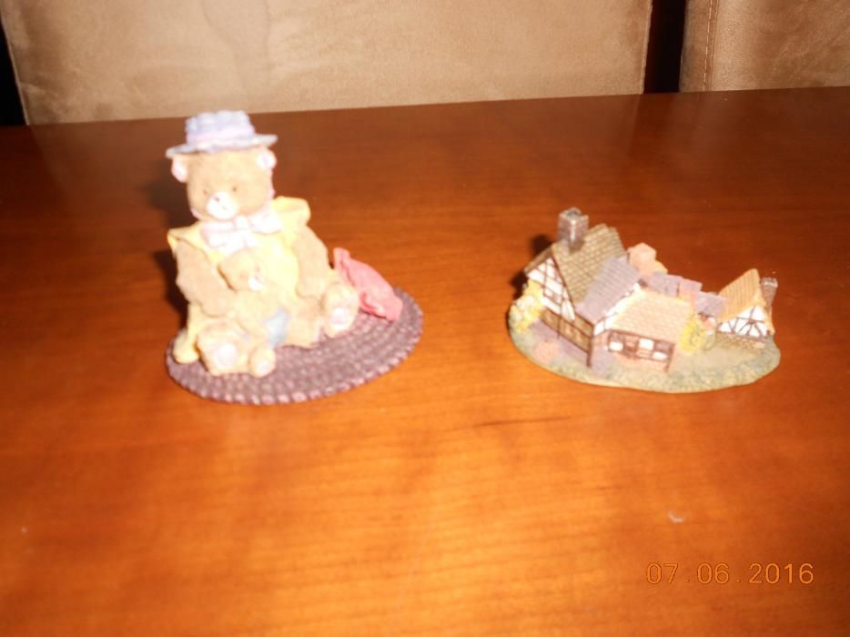 Bonecos em porcelana e madeira