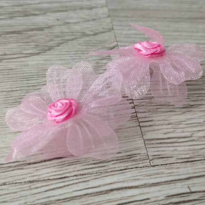 Dwie sztuki ozdoby kwiatki z organzy do przyklejenia różowe
Wymiary śr