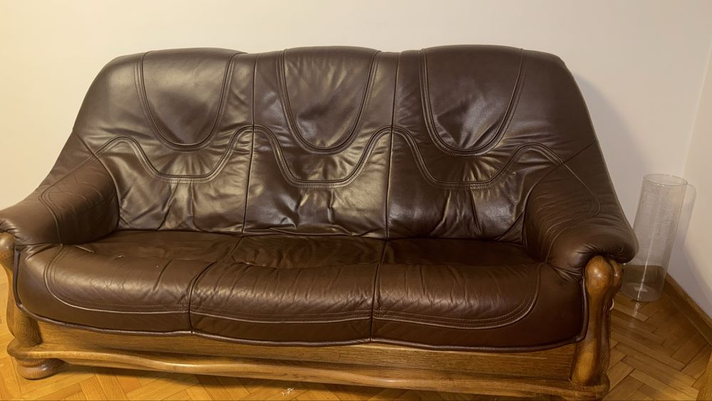 Klasyczny zestaw skórzany + stolik – solidne, stylowe meble