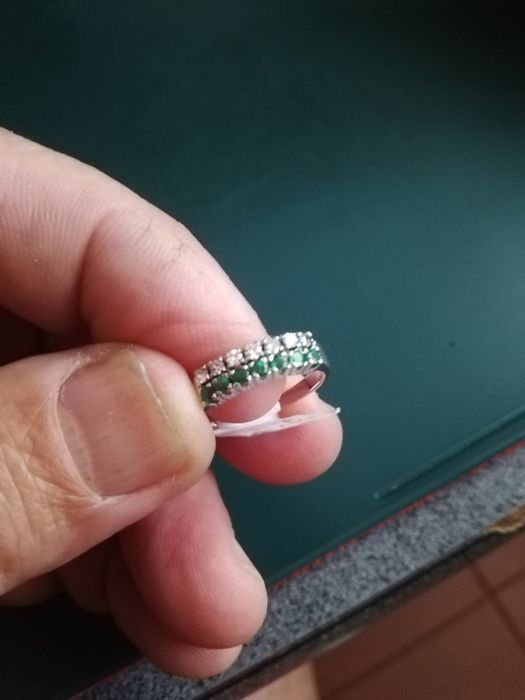 Pequeno Anel de ouro branco