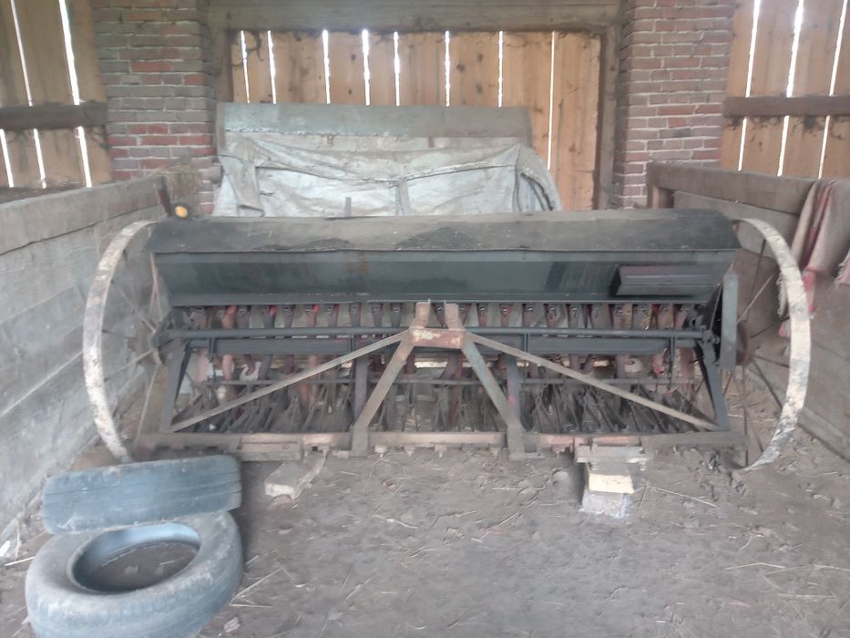 Siewnik konny przerobiony na traktor