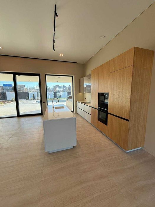 Новый 1-но этажный дом в Совиньоне, участок 10,66 соток, 185 кв.м.