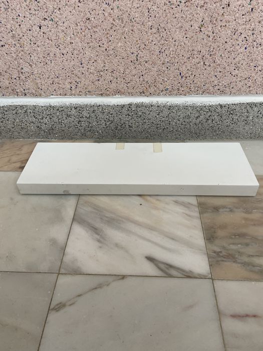 Prateleira lacada a branco com suporte