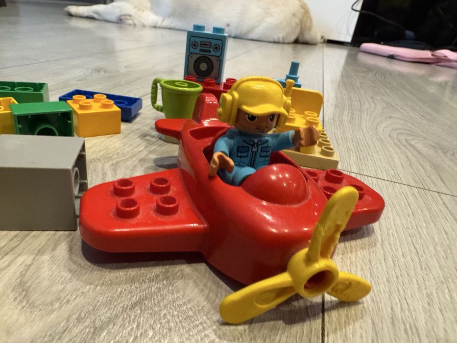 zestaw LEGO DUPLO – samolot z pilotem.