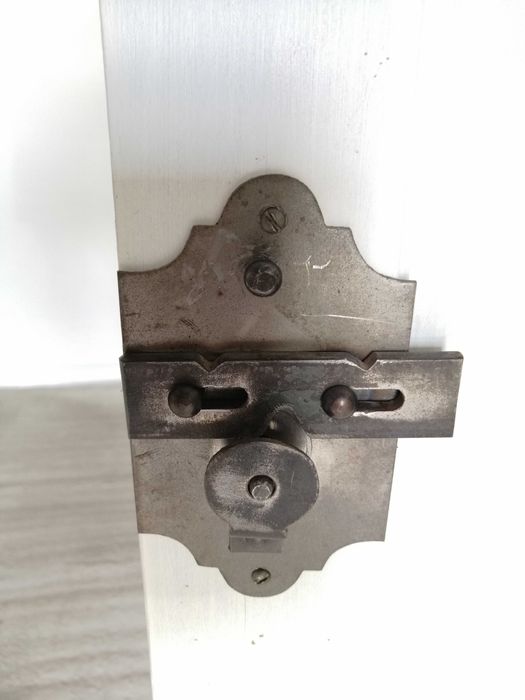 Komoda, witryna z litego dębu, kute zamki. Oryginał