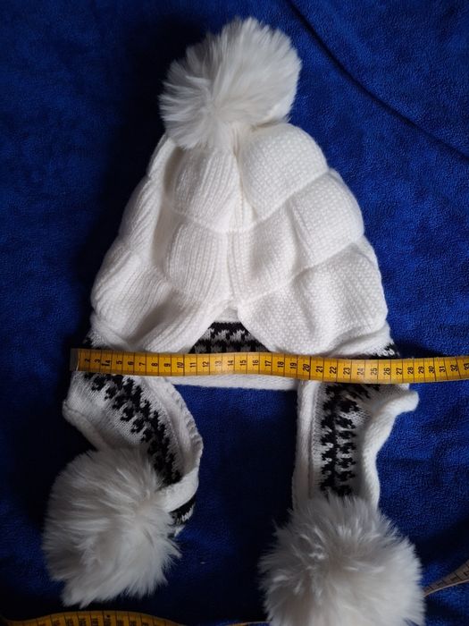 Cudna damska biała czapka  z nauszniki i pomponami
