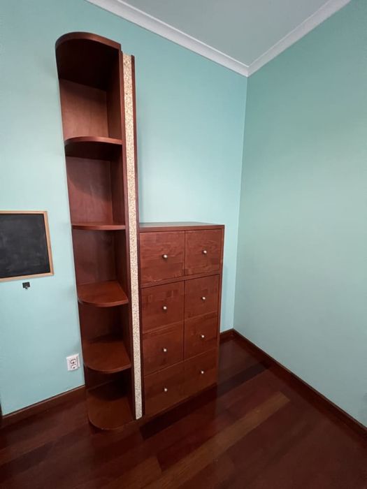 Móvel de sala em madeira de cerejeira e granito