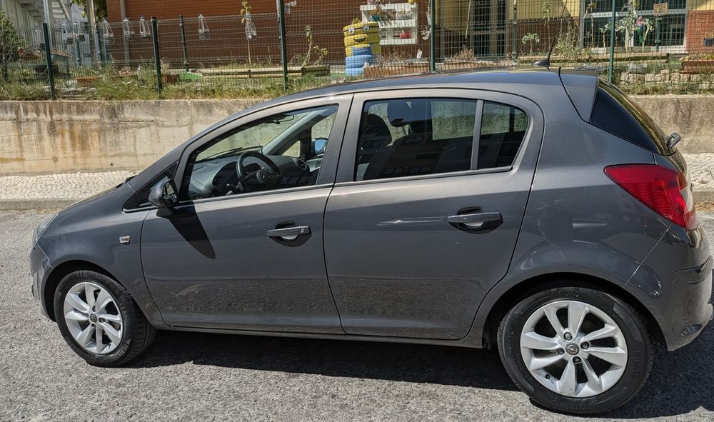 Opel Corsa 11/2014 com 60mil km