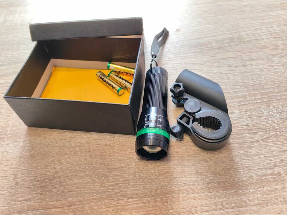 Latarka taktyczna LED z uchwytem na rower ZOOM