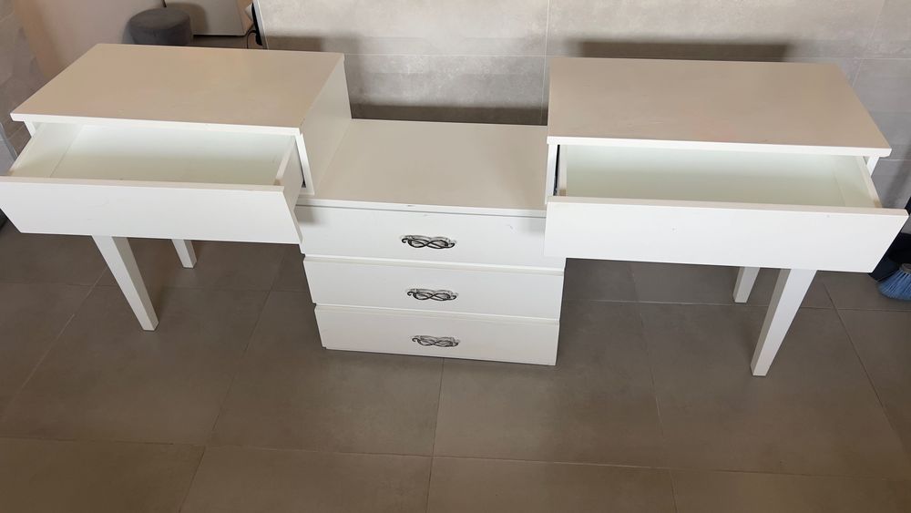 Escrivaninha Branca com algumas marcas de uso por conta dos miúdos