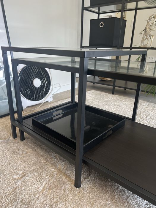 Mesa de centro em metal preto e madeira