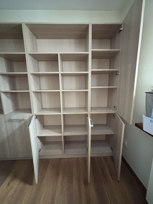 Biblioteczka i biurko