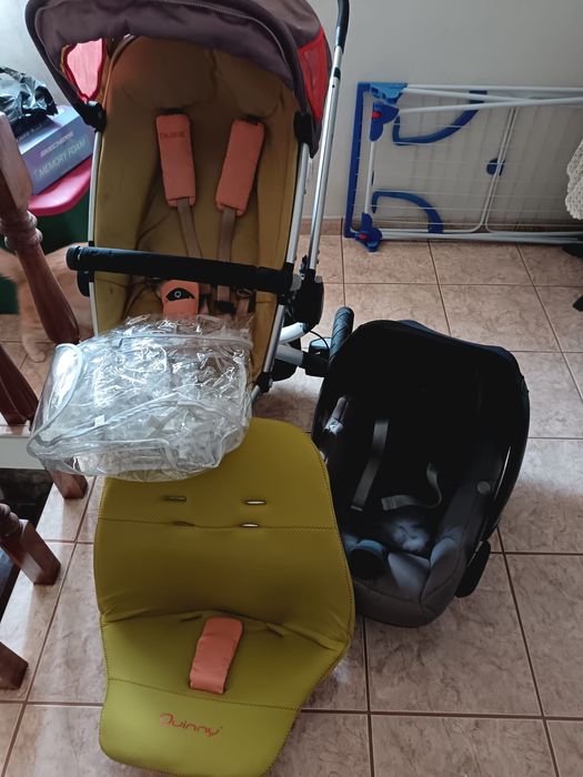 Carrinho de bebê e ovo