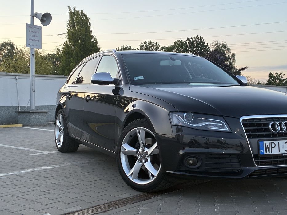 Audi A4 B8  Avant z 2011r 2.0 Diesel 143 km  w kolorze czarna perła z 18 calowymi felgami