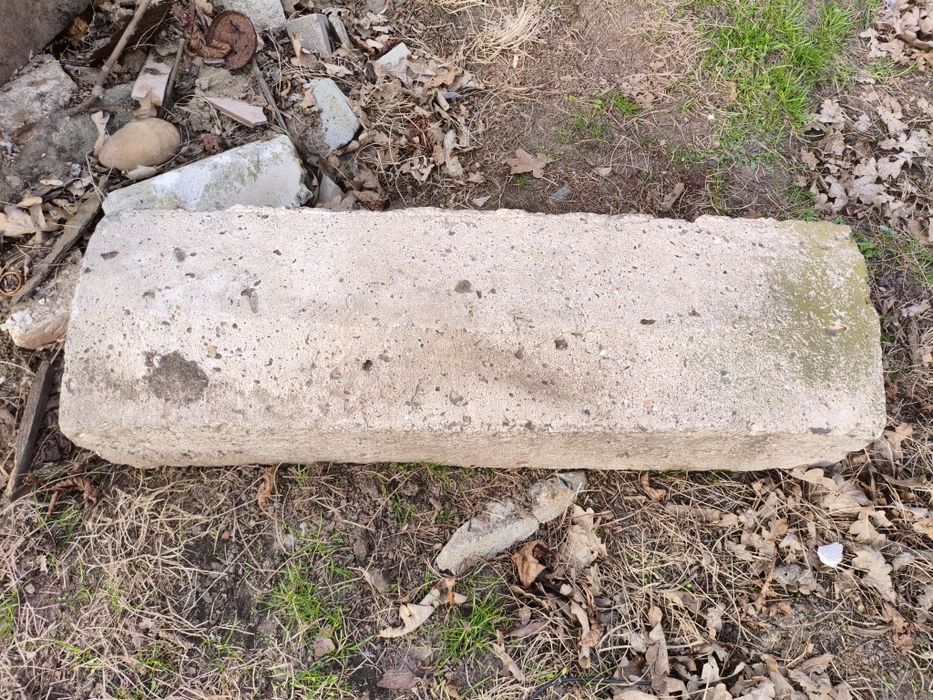 Betonowy krawężnik, betonowe słupki gruz