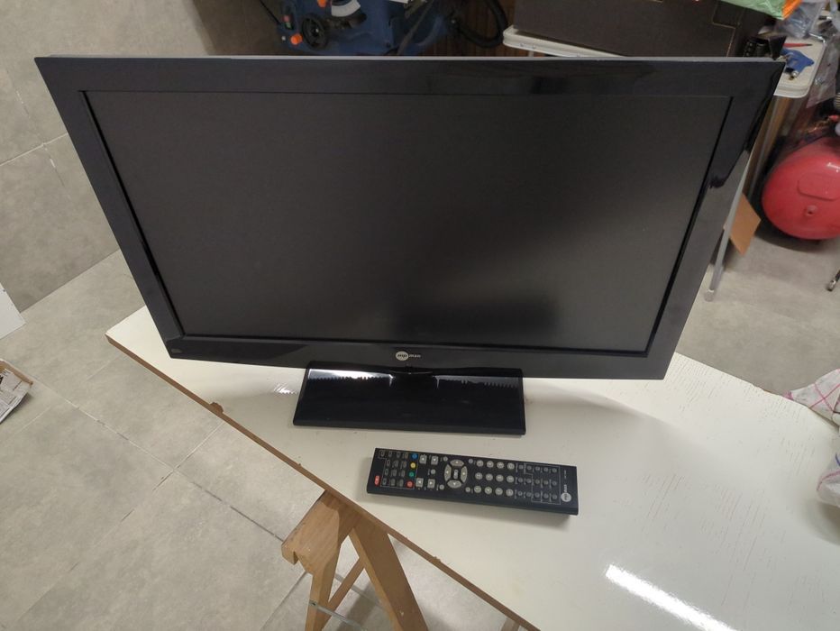 Vendo TV LCD antiga 24 polegadas com comando