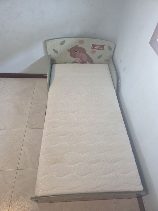 Cama e colchão infantil