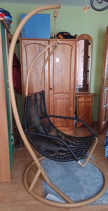 fotel bujany - czarny na stalowym ruszcie