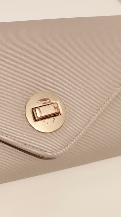 Beżowa kopertówka torebka z łańcuszkiem