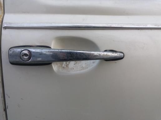 VOLKSWAGEN 1300L Carocha Branco com todas as peças dentro do carro (com teto de Abrir)