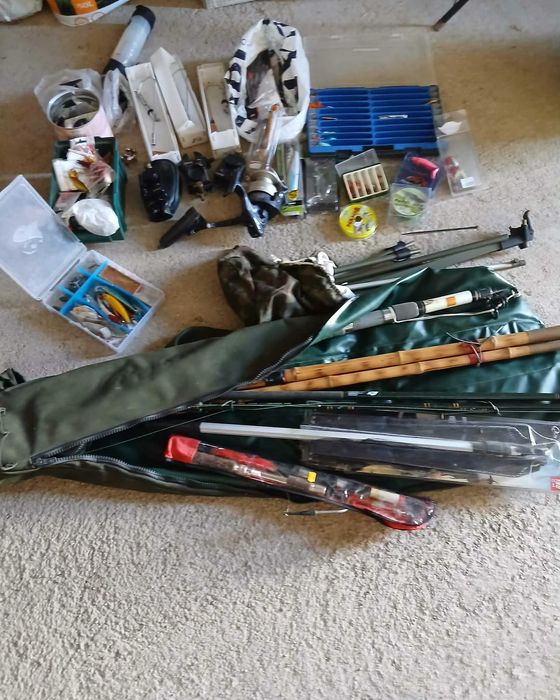 Canas de pesca e equipamento